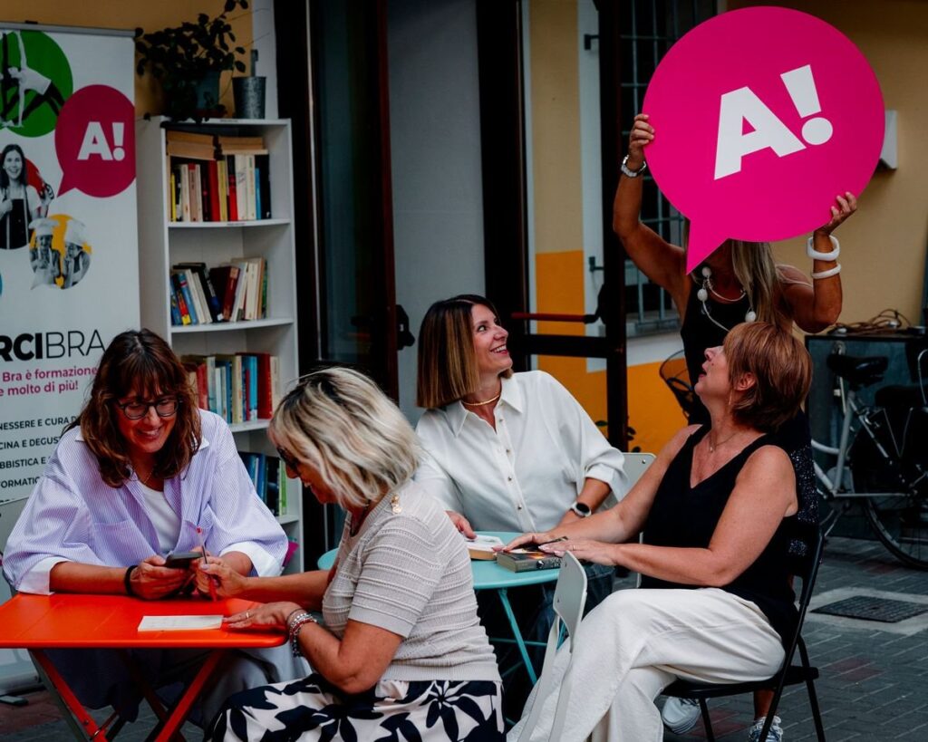 Lo staff di Arci Bra al lavoro nella sede di Bra